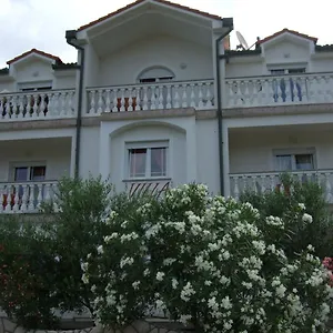 Sarah Apartman Lopar